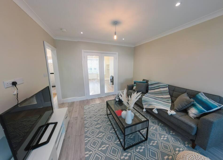 Homely & Peaceful Living Space Morden  외부 사진
