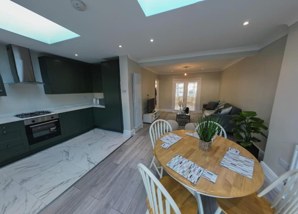 Homely & Peaceful Living Space Morden  외부 사진